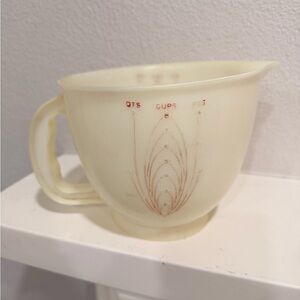 Vintage Tupperware Measuring Mixing Bowl 8 Cup Batter Bowl Pour Spout Red